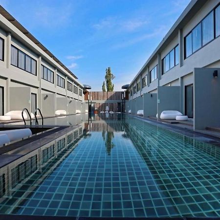 S Ratchada Leisure Hotel - Sha Plus Banguecoque Exterior foto The swimming pool at the hotel