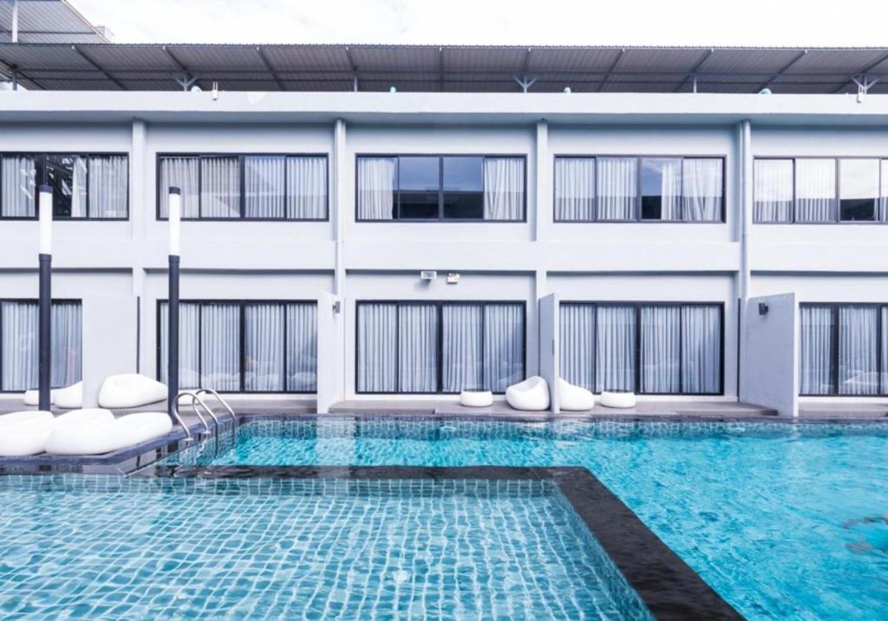S Ratchada Leisure Hotel - Sha Plus Banguecoque Exterior foto The swimming pool at the hotel