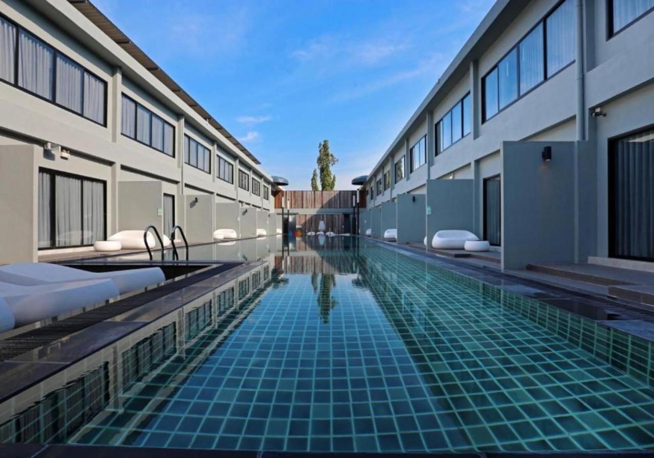 S Ratchada Leisure Hotel - Sha Plus Banguecoque Exterior foto The swimming pool at the hotel