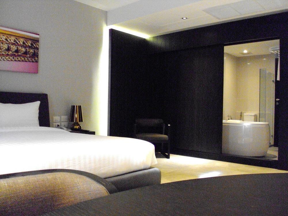 S Ratchada Leisure Hotel - Sha Plus Banguecoque Exterior foto A room at the hotel