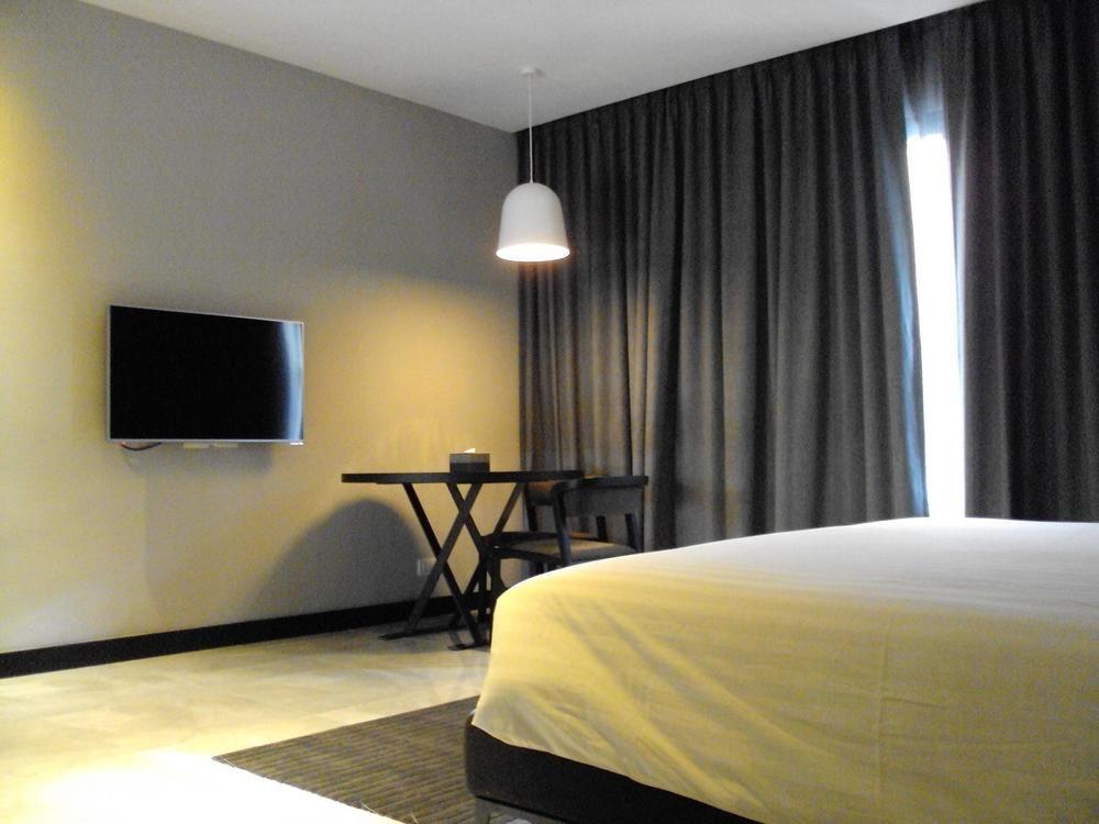 S Ratchada Leisure Hotel - Sha Plus Banguecoque Exterior foto A room at the hotel