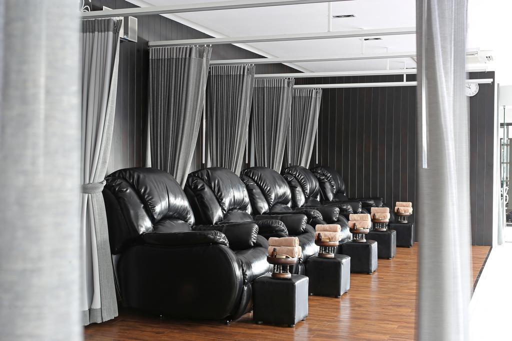 S Ratchada Leisure Hotel - Sha Plus Banguecoque Exterior foto A foot massage parlor in Taiwan
