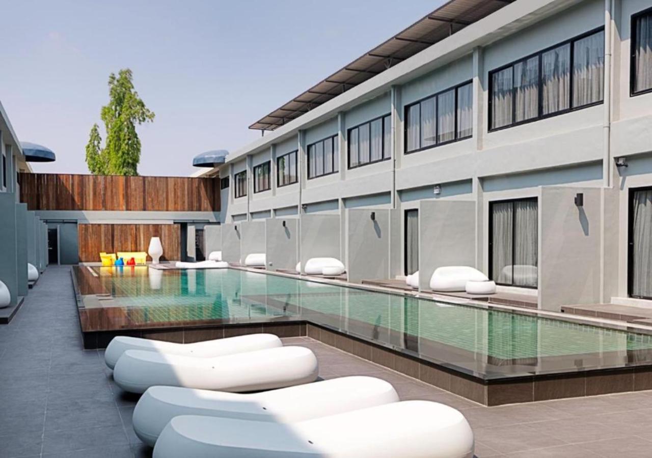 S Ratchada Leisure Hotel - Sha Plus Banguecoque Exterior foto The hotel's pool