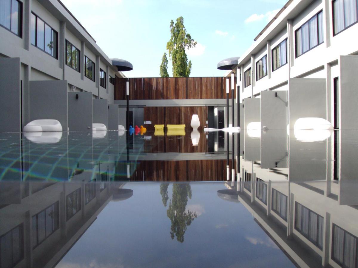 S Ratchada Leisure Hotel - Sha Plus Banguecoque Exterior foto The 2007–2008 building
