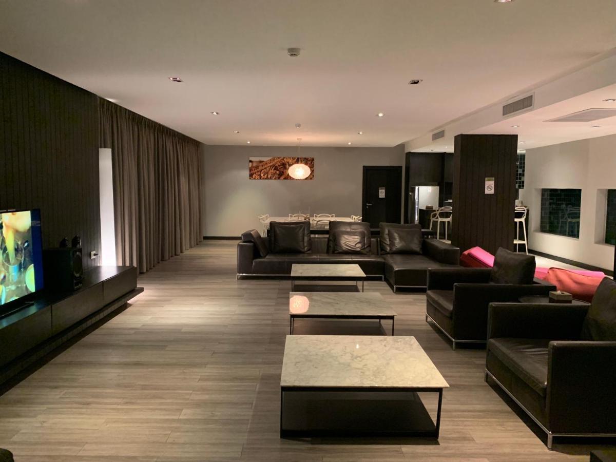 S Ratchada Leisure Hotel - Sha Plus Banguecoque Exterior foto The Royal Wing Suites & Spa