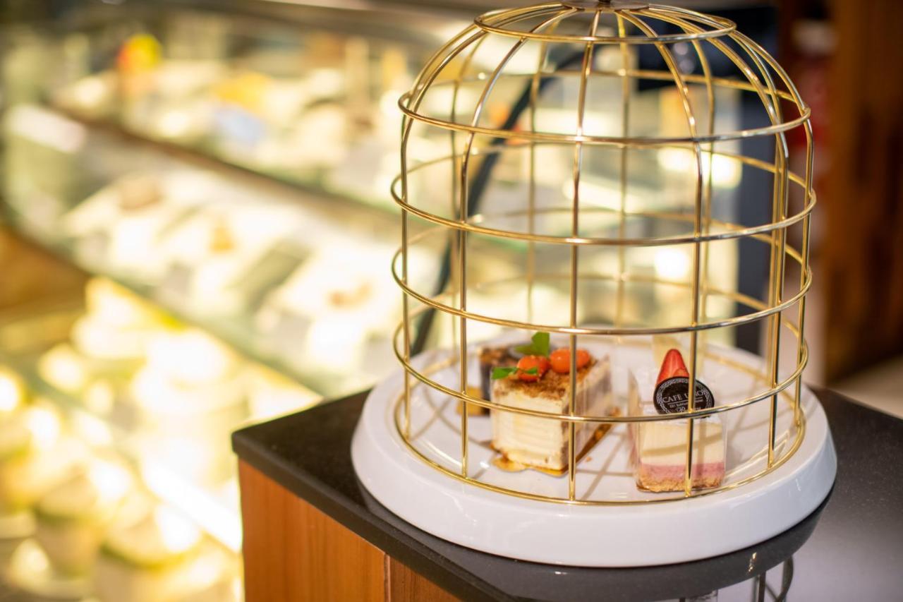 S Ratchada Leisure Hotel - Sha Plus Banguecoque Exterior foto A birdcage cake stand