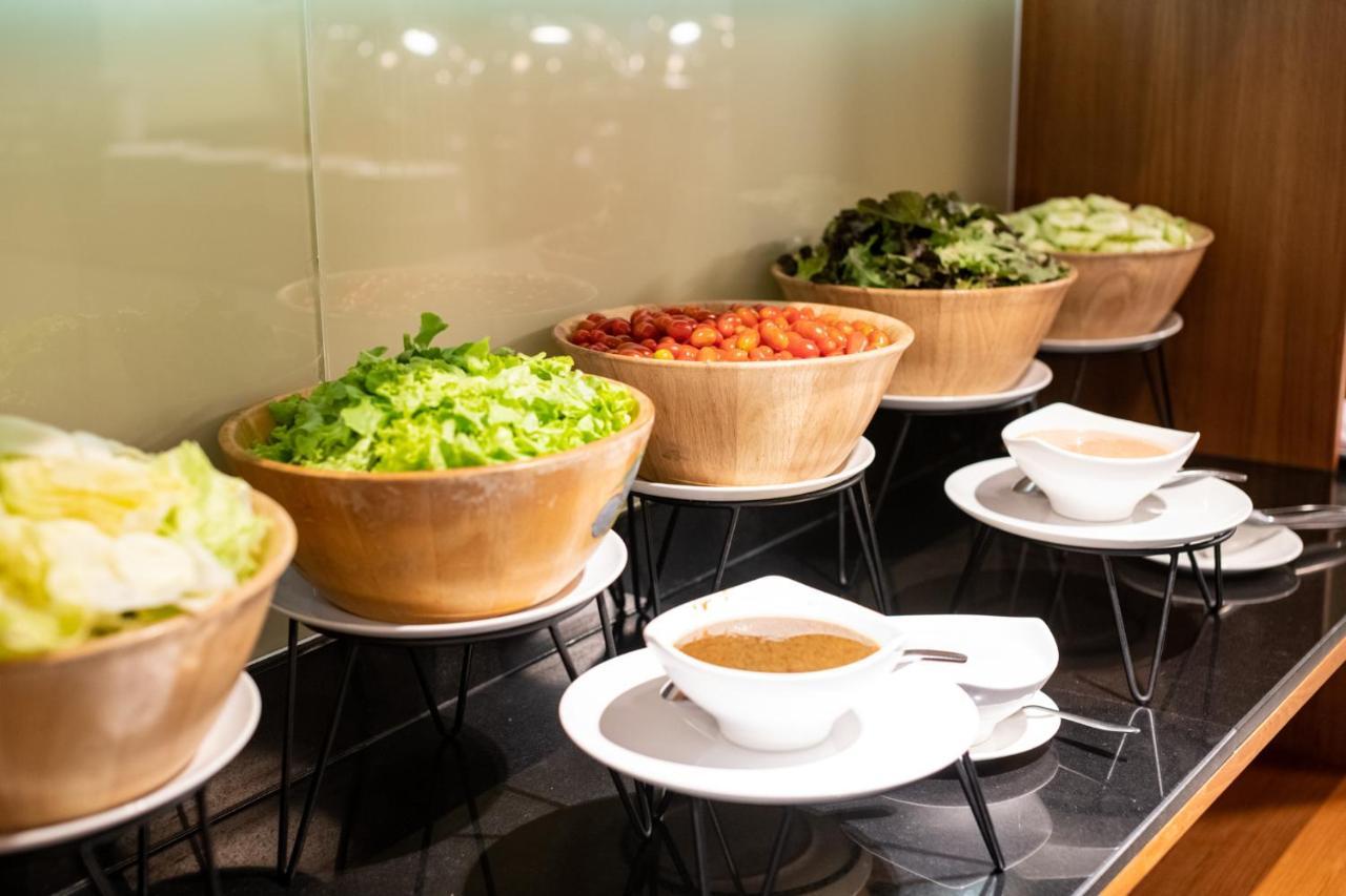 S Ratchada Leisure Hotel - Sha Plus Banguecoque Exterior foto A salad bar