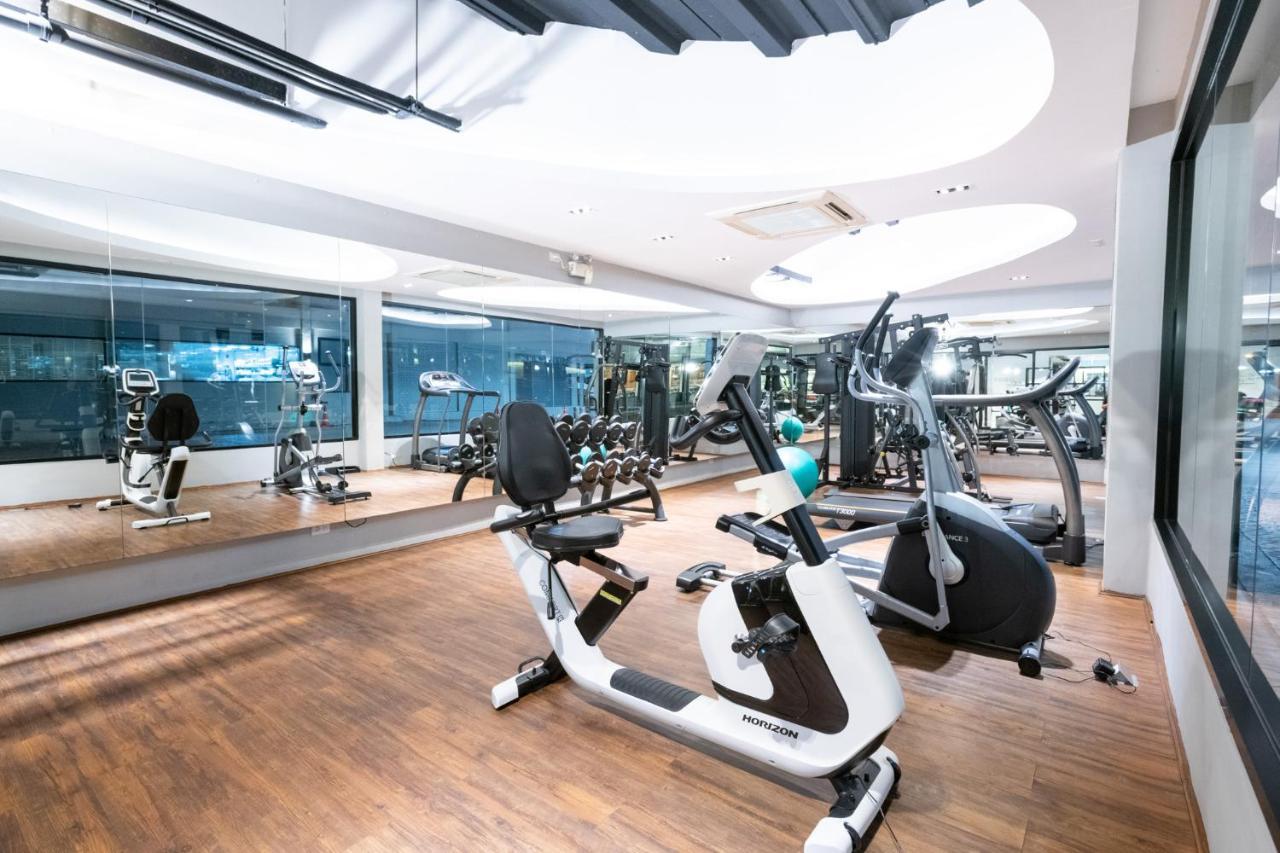 S Ratchada Leisure Hotel - Sha Plus Banguecoque Exterior foto The gym at the hotel
