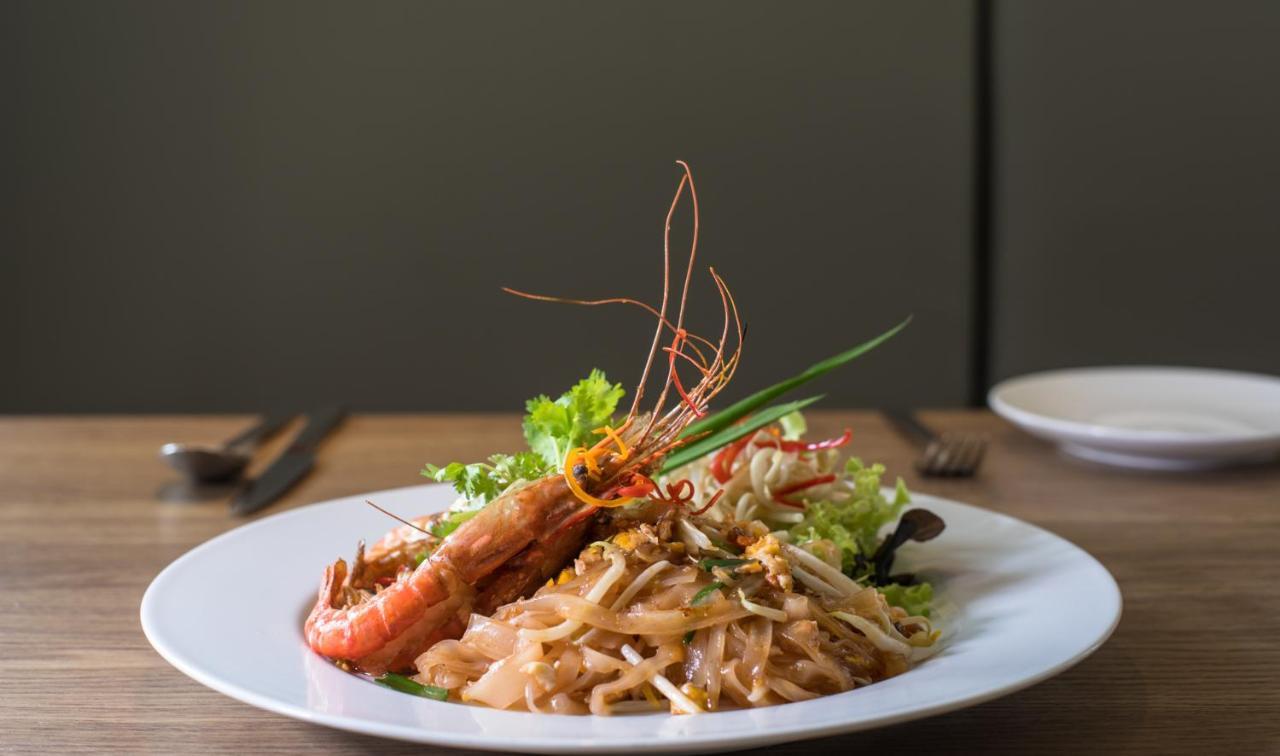 S Ratchada Leisure Hotel - Sha Plus Banguecoque Exterior foto Pad Thai