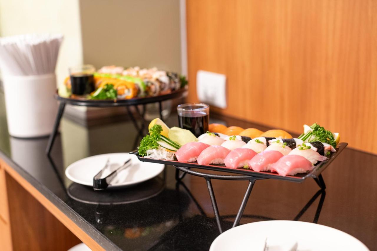 S Ratchada Leisure Hotel - Sha Plus Banguecoque Exterior foto Sushi at a buffet