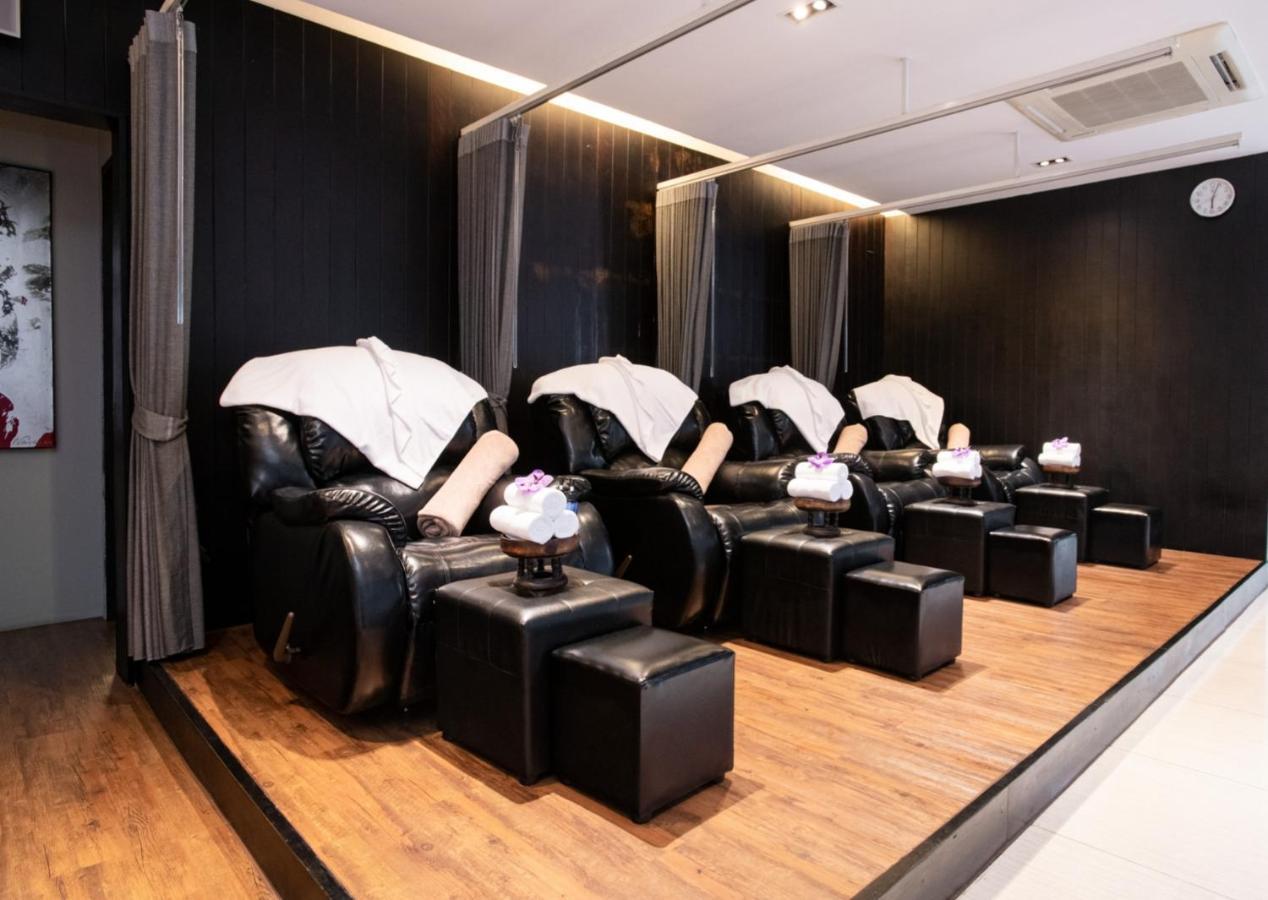 S Ratchada Leisure Hotel - Sha Plus Banguecoque Exterior foto Massage chairs