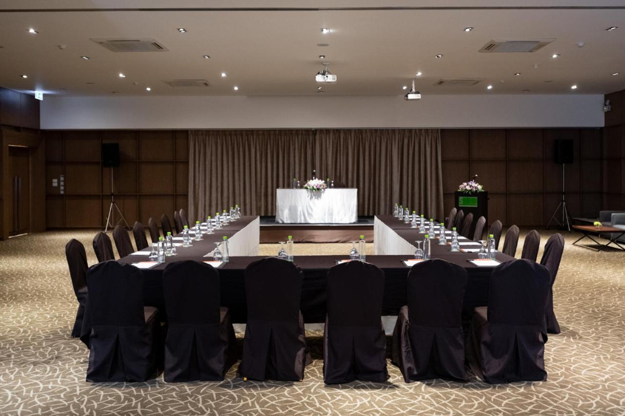 S Ratchada Leisure Hotel - Sha Plus Banguecoque Exterior foto Meeting room