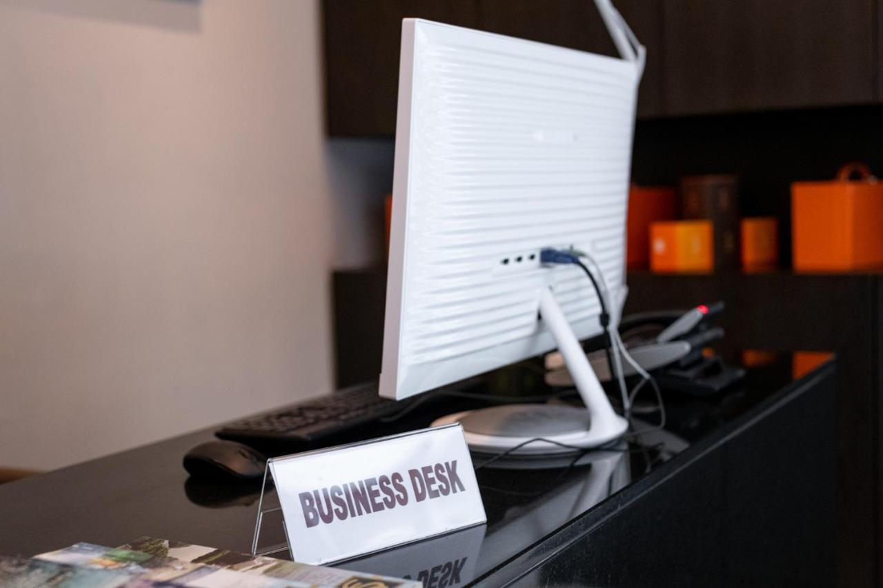 S Ratchada Leisure Hotel - Sha Plus Banguecoque Exterior foto A business desk at a hotel