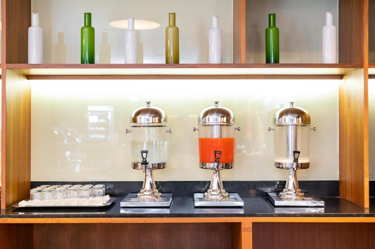 S Ratchada Leisure Hotel - Sha Plus Banguecoque Exterior foto Juice dispensers